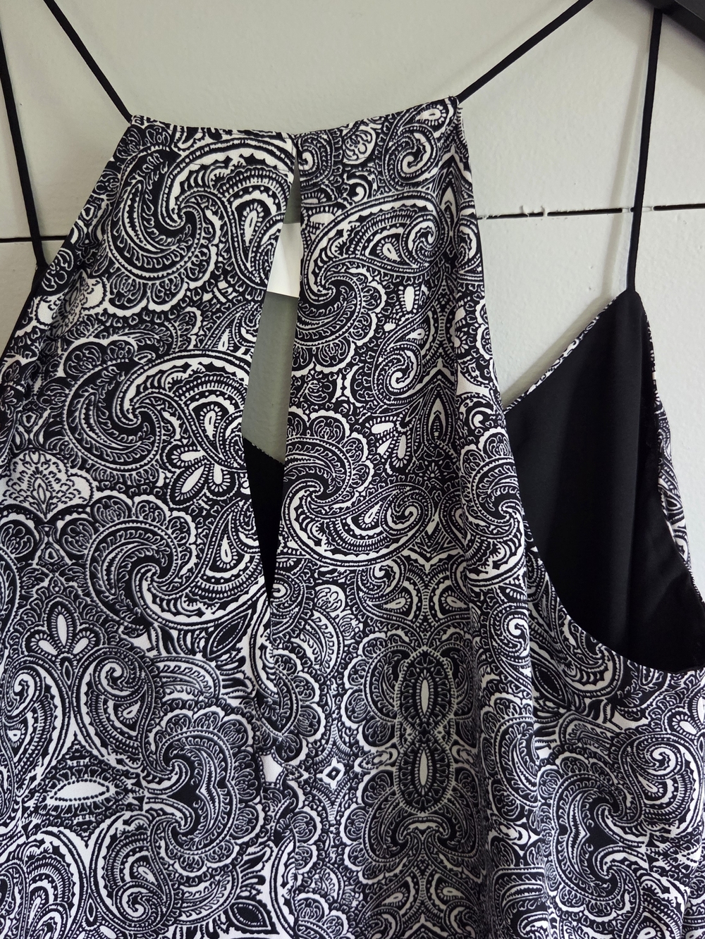 Express Black White Paisley Woven Cami Tank V-Neck Spaghetti Straps XL - Picture 3 of 6